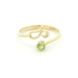 Elegant Yellow Gold Leo Ring with Peridot