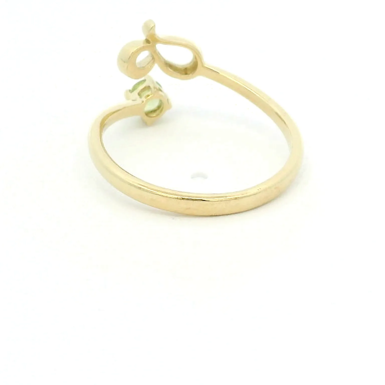 Elegant Yellow Gold Leo Ring with Peridot